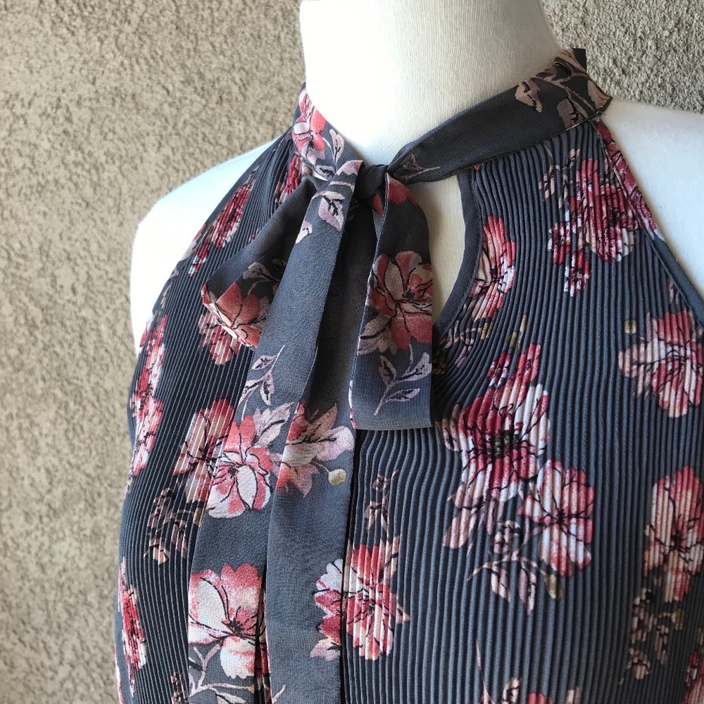 Beautiful bow tie top. 🎉🦋